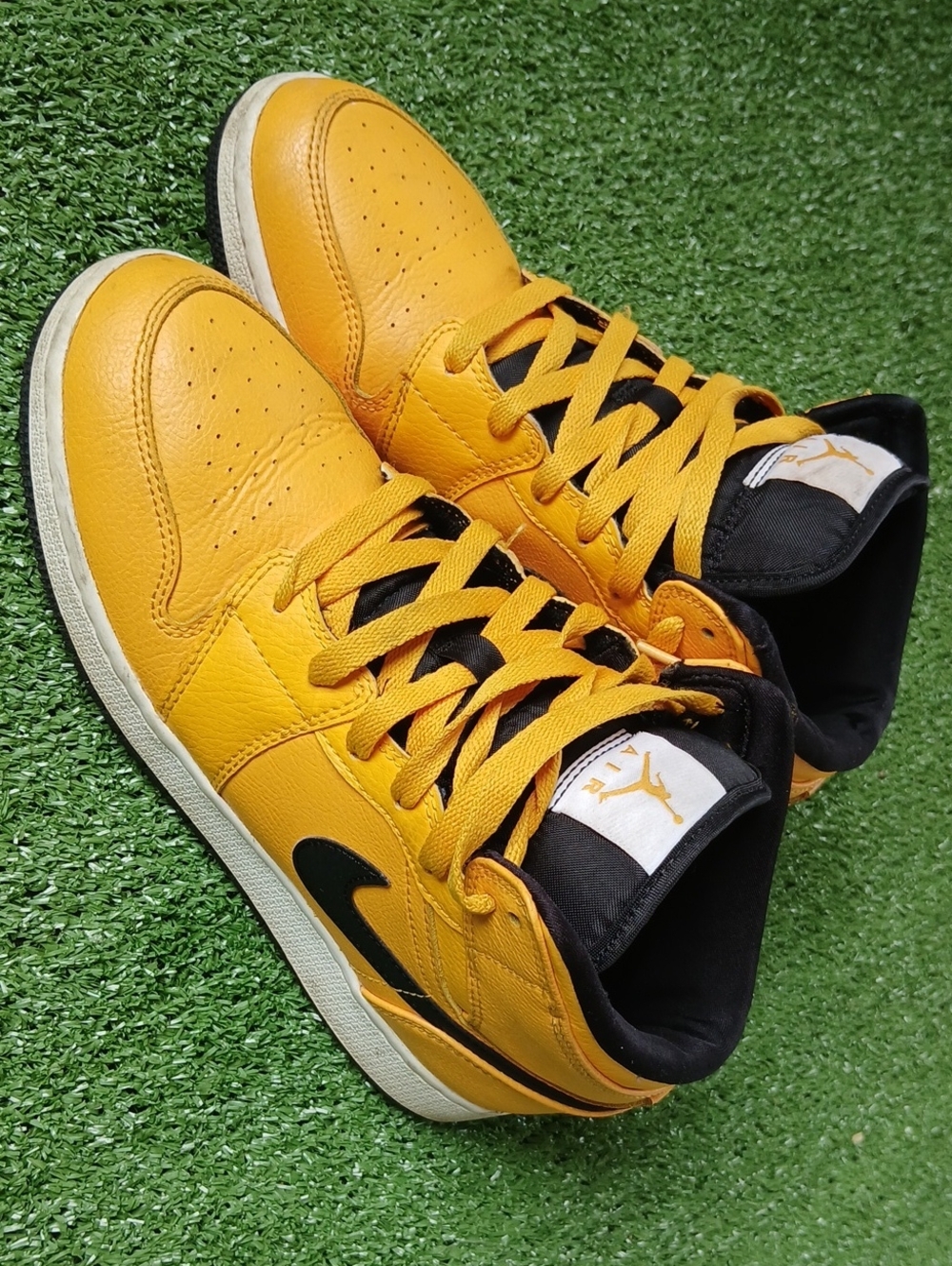 💪Jordan Yellow and Black Low-Top Sneakers Size 7Y Bigboy